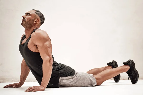 Atletische Man Doet Yoga Leeuw Pose Terwijl Het Kijken Energiek — Stockfoto