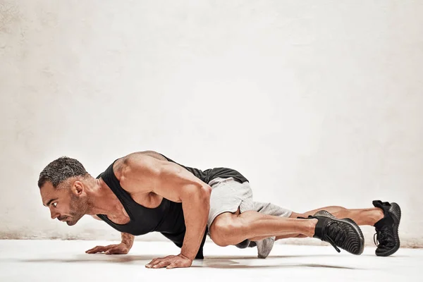 Athletic Man Doing Exercise Abs While Looking Energetic Wearing Shorts — Stock Photo, Image