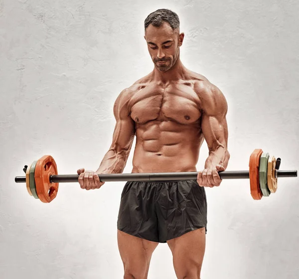 Izomépítő Férfiak Bicepsz Gyakorlatokat Végeznek Egy Fényes Stúdióban Meztelen Felsőtesttel — Stock Fotó