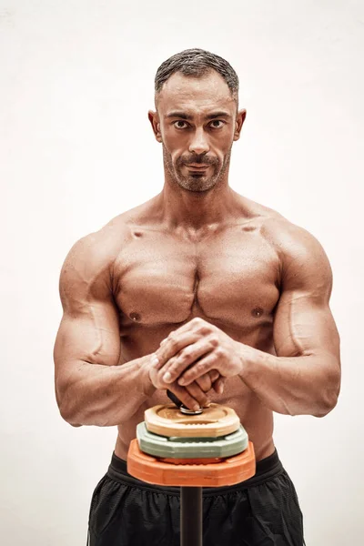 Buffed Hombre Fuerte Posando Estudio Brillante Con Una Barra Pesas — Foto de Stock