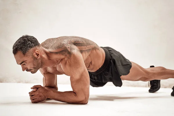 健康精力充沛的男人做木板运动 注意力集中 外表强壮 — 图库照片