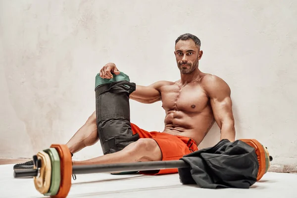 Handsome Muscular Guy Posing Isolated White Background Sitting Floor Wearing — Stock Photo, Image