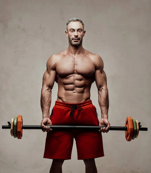 Fisiculturista Muscular Brutal Bombeando Músculos Com Barbell Fundo Branco Conceito — Fotografia de Stock