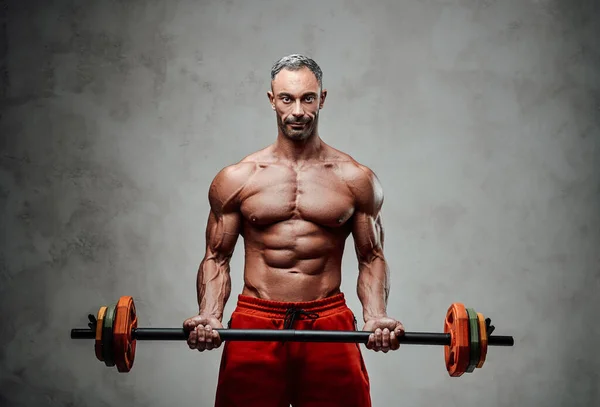 Friidrott Man Gör Biceps Motion Med Skivstång Isolerad Vit Betong — Stockfoto