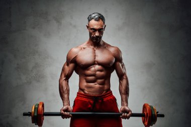 Atletik bir adam halterle egzersiz yaparken enerjik görünüyor, şort ve siyah gömlek giyiyor, beyaz arka planda izole edilmiş.