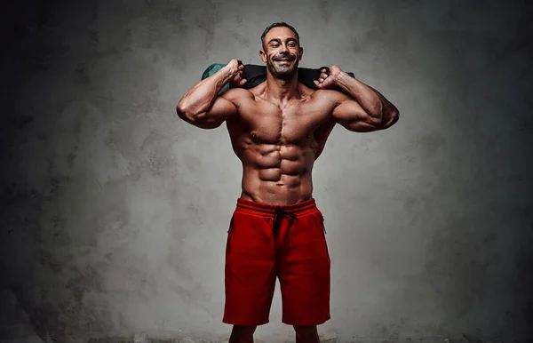 Bel Ragazzo Muscoloso Posa Isolato Sfondo Grigio Mostrando Suo Corpo — Foto Stock