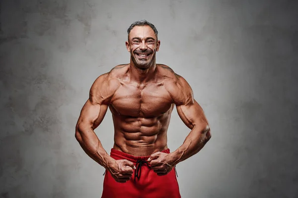 Hombre Atlético Haciendo Parecer Enérgico Usando Pantalones Cortos Mientras Muestra —  Fotos de Stock