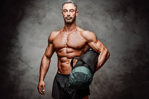 Schöner Muskulöser Typ Der Isoliert Auf Grauem Hintergrund Posiert Und — Stockfoto