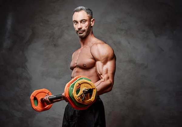 Brutal Muskelbyggaren Pumpa Upp Muskler Med Skivstång Vit Bakgrund Workout — Stockfoto