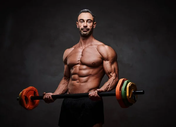 Homem Atlético Fazendo Exercício Bíceps Com Uma Barra Isolada Fundo — Fotografia de Stock