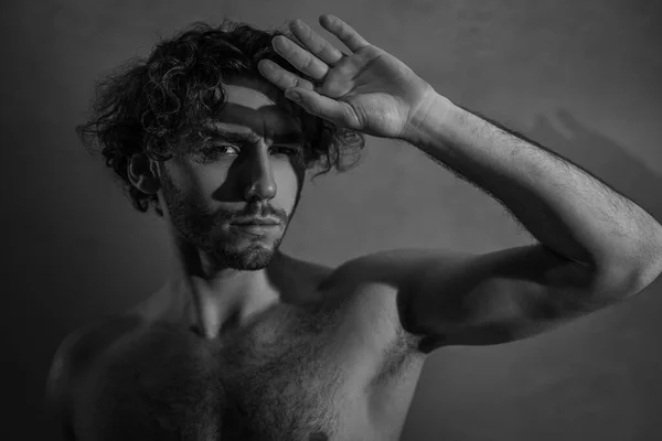 Schwarz Weiß Foto Eines Jungen Kaukasischen Männlichen Models Das Hemdlos — Stockfoto