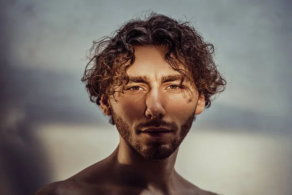 Verleidelijk Weelderig Jong Mannelijk Model Met Krullend Haar Poseren Terwijl — Stockfoto