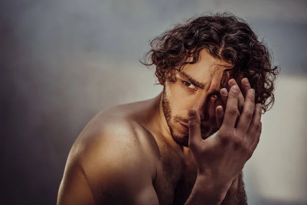 Heißer Und Glatter Junger Kaukasischer Mann Mit Lockigem Haar Posiert — Stockfoto