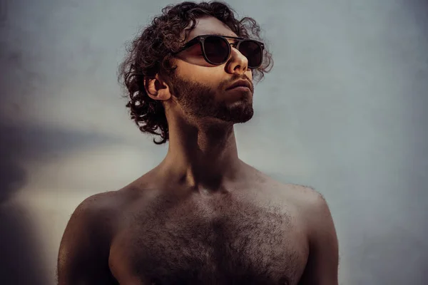 Homem Atraente Com Cabelo Encaracolado Óculos Sol Posando Para Uma — Fotografia de Stock