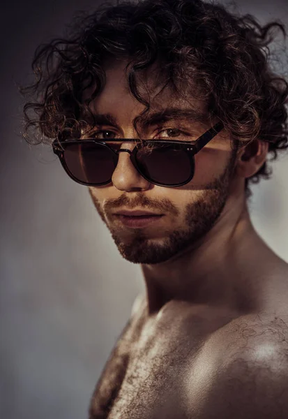 Heißer Und Glatter Junger Kaukasischer Mann Mit Lockigem Haar Und — Stockfoto