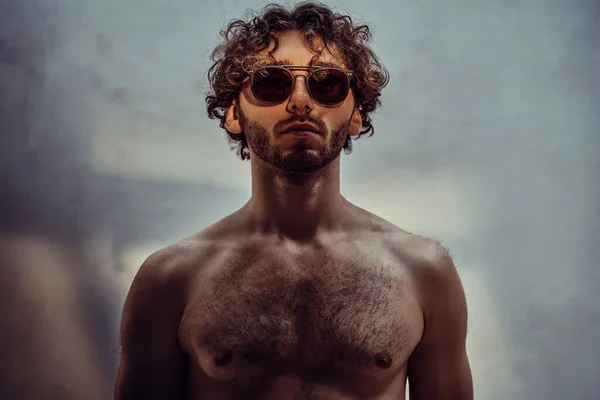 Nackter Und Attraktiver Mann Mit Lockigem Haar Und Sonnenbrille Posiert — Stockfoto