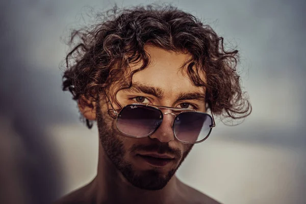 Σοβαρός Και Ελκυστικός Νεαρός Καυκάσιος Άνδρας Σγουρά Μαλλιά Και Γυαλιά — Φωτογραφία Αρχείου
