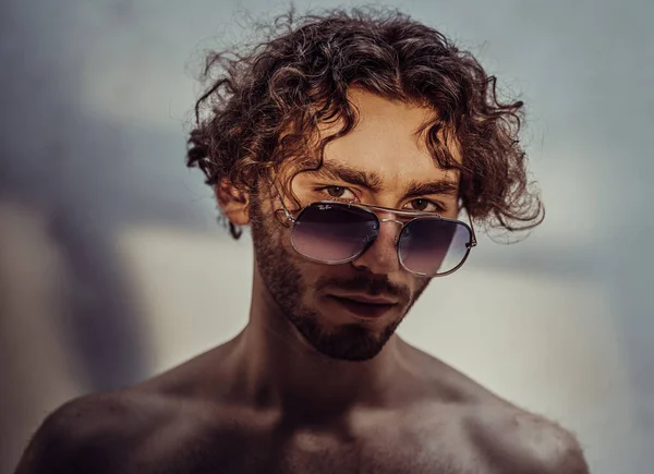 Ζεστός Και Απαλός Νεαρός Καυκάσιος Άνδρας Σγουρά Μαλλιά Ποζάροντας Σκοτεινό — Φωτογραφία Αρχείου