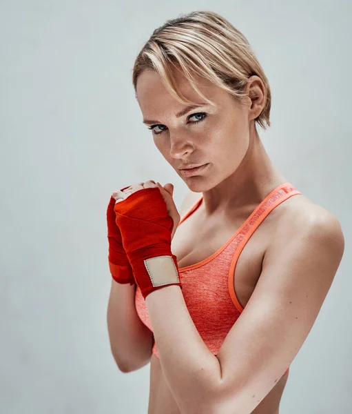 Formda Kısa Sarı Saçlı Bileklikleriyle Poz Veren Spor Kıyafetleri Giyen — Stok fotoğraf