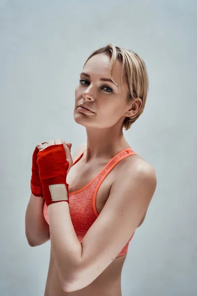 Porträt Einer Heißen Und Starken Frau Die Einem Hellen Studio — Stockfoto