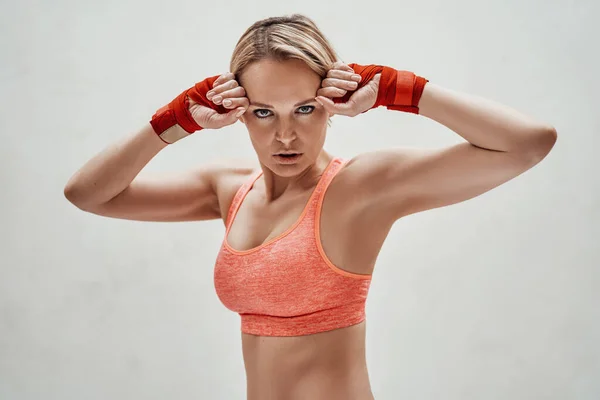 Portret Czarującej Zmotywowanej Trenerki Fitness Krótkimi Blond Włosami Ubranej Sportowe — Zdjęcie stockowe