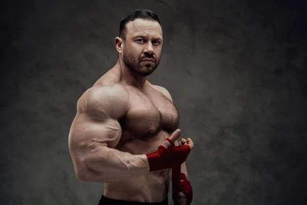 Motivado Homem Forte Posando Estúdio Brilhante Pronto Para Começar Treino — Fotografia de Stock