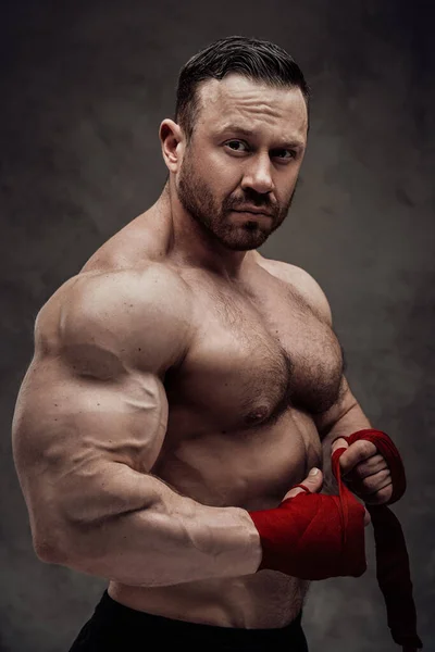 Dospělý Muž Bez Trička Kulturista Ukazuje Své Velké Biceps Tmavém — Stock fotografie