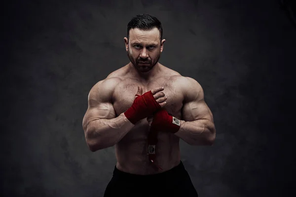 Powerful Bodybuilder Wearing Sportswear Posing Kumpur Tapes Focused Looking Camera — Stock Photo, Image