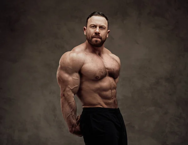 Zaostřený Energický Fitness Trenér Vypadá Vesele Ukazuje Své Břišní Triceps — Stock fotografie