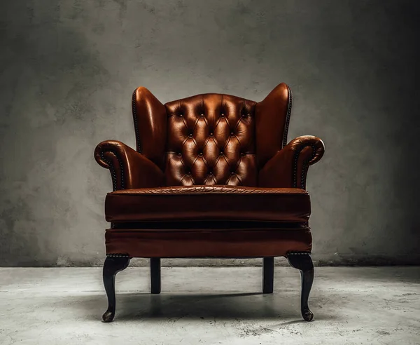 Photo Brown Leather Vintage Armchair Standing Dark Studio Grey Background — Stock Photo, Image