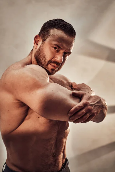 Hombre Adulto Deportivo Sin Camisa Posando Mostrando Sus Músculos Tríceps —  Fotos de Stock