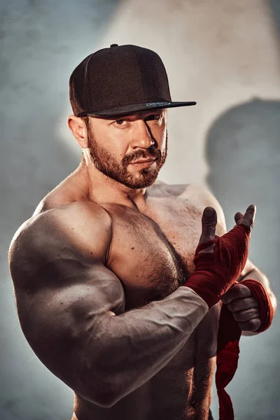 Guapo Deportista Adulto Con Pantalones Cortos Deportivos Una Gorra Posando —  Fotos de Stock