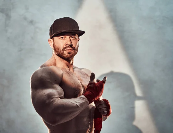 Hemdloser Erwachsener Männlicher Bodybuilder Zeigt Seinen Großen Bizeps Einem Dunklen — Stockfoto