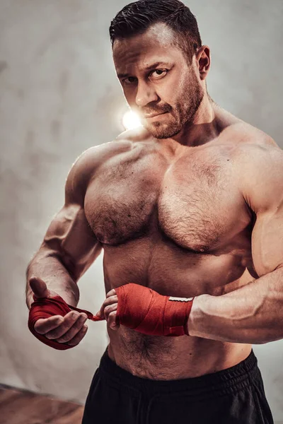 Guapo Atleta Adulto Con Pantalones Cortos Posando Sobre Fondo Gris — Foto de Stock