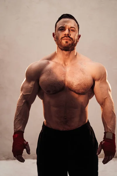 Sportovní Dospělý Muž Bez Trička Pózuje Ukazuje Své Triceps Svaly — Stock fotografie