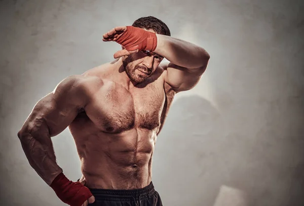 Guapo Atleta Adulto Con Pantalones Cortos Deportivos Posando Para Una — Foto de Stock