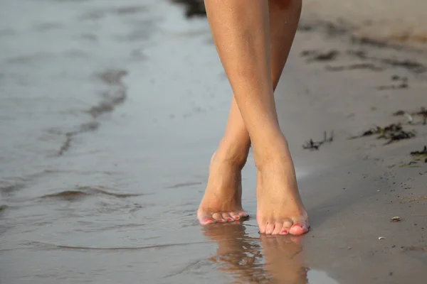 Caminhando descalço na areia no verão na praia — Fotografia de Stock