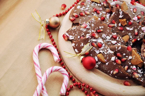 Vánoční dezert jídlo idea - sváteční čokoláda s semena granátového jablka, cookie perník a vánoční cukrové třtiny — Stock fotografie