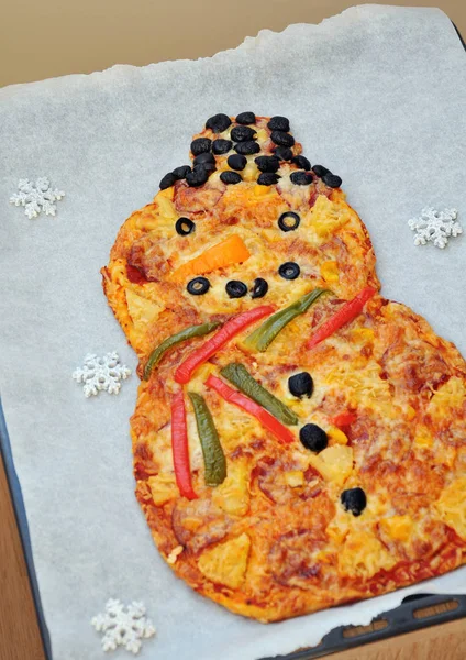 Schneemann-Pizza - lustige Essen-Idee für Weihnachtsfeier — Stockfoto