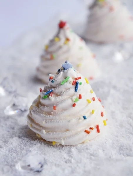 Meringue sapin de Noël - Idée de nourriture amusante pour les enfants — Photo