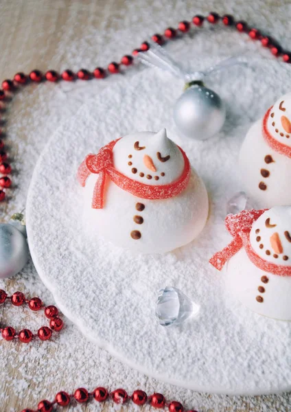 Vánoční zábava nápad dezert pro děti - roztomilé pusinky sněhulák — Stock fotografie
