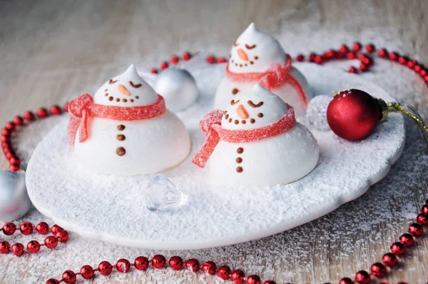 Bonhommes de neige meringue drôle pour la fête de Noël - idée de nourriture amusante — Photo