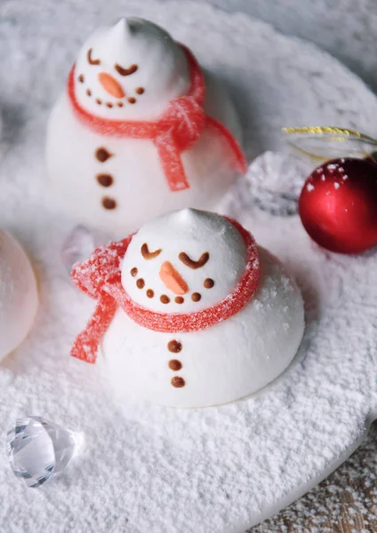 Смешной снеговик-безе для рождественской вечеринки - идея веселой еды — стоковое фото