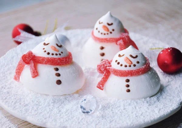 Vánoční kreativní dezert idea - malé pusinky sněhuláci — Stock fotografie