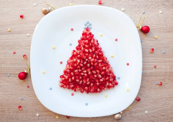 Arbre de Noël grenade - dessert sain ou petit déjeuner pour enfants pour Noël, beau fond de Nouvel An festif, espace vide pour le texte Images De Stock Libres De Droits