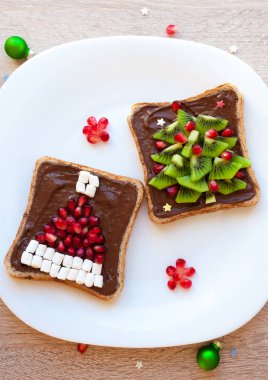 Nar ve hatmi Santa şapka ve kivi Noel ağacı - çocuklar Kahvaltı, tatlı veya tatil yemek, Noel gıda sanat için yaratıcı fikir ile çikolatalı sandviç