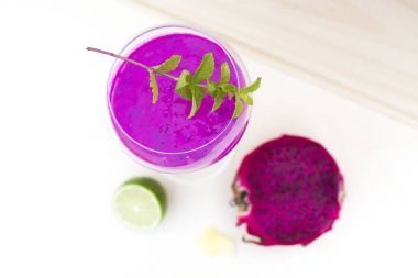 Pitahaya kokteyl - güler yüzlü. 