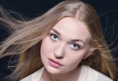 Uzun saçlı, seksi bir kadın.