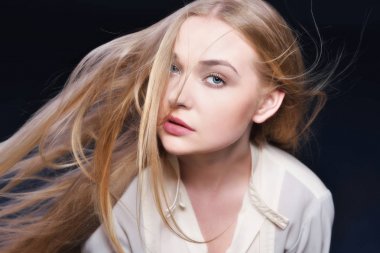 Uzun saçlı, seksi bir kadın.