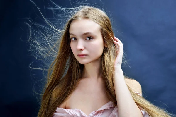 Schöne Frau mit fliegenden langen Haaren. — Stockfoto